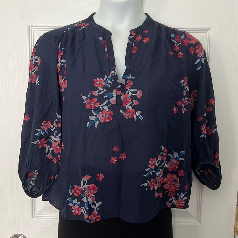 EUC Gap Easy Popover navy floral top